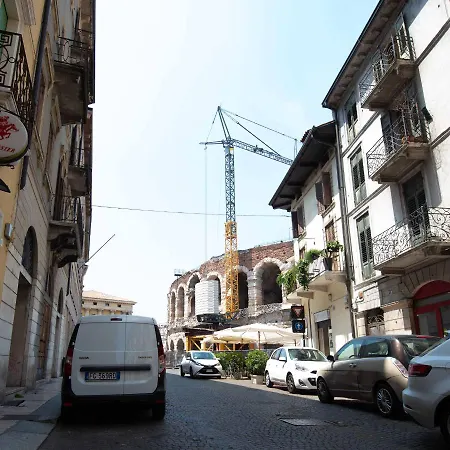 Leoncino Apartment *